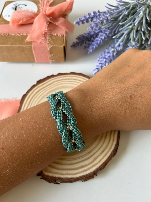Añade un toque de elegancia y estilo a tu muñeca con nuestro Brazalete Egipcio de nailon, decorado con cuentas de acero inoxidable y elaborado con la técnica de macramé. Este brazalete, disponible en una variedad de colores, es el complemento perfecto para cualquier atuendo, fusionando el diseño contemporáneo con el arte tradicional.