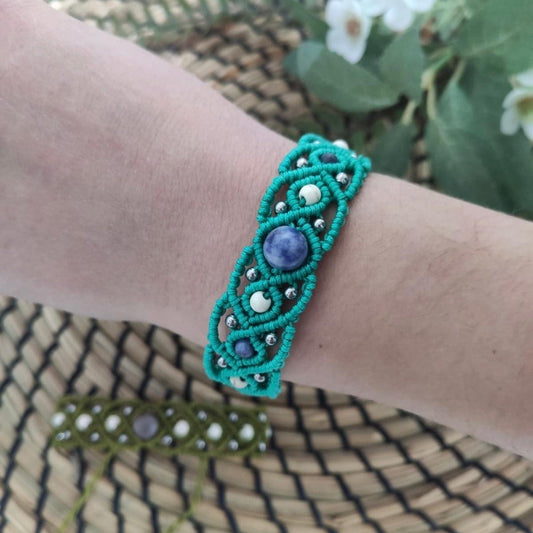 Descubre la sofisticación y el encanto del brazalete Mihaela, una pieza única elaborada con hilo de nailon, adornada con piedras naturales y cuentas de acero inoxidable. Confeccionado con la técnica de macramé, este brazalete combina un diseño artesanal con materiales de primera, creando un accesorio elegante y versátil que se adapta a cualquier ocasión.