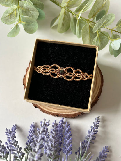 Explora la belleza serena del brazalete Oasis, una pieza única confeccionada con la técnica de macramé, adornada con piedras naturales y cuentas de acero inoxidable. Este brazalete ha sido cuidadosamente diseñado para capturar la esencia del desierto y nos transporta a la cultura Amazir (más comúnmente conocida como Bereber). 