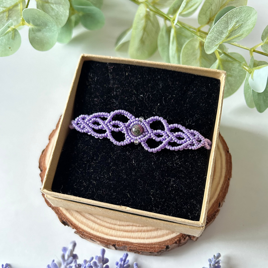 Explora la belleza serena del brazalete Oasis, una pieza única confeccionada con la técnica de macramé, adornada con piedras naturales y cuentas de acero inoxidable. Este brazalete ha sido cuidadosamente diseñado para capturar la esencia del desierto y nos transporta a la cultura Amazir (más comúnmente conocida como Bereber). 