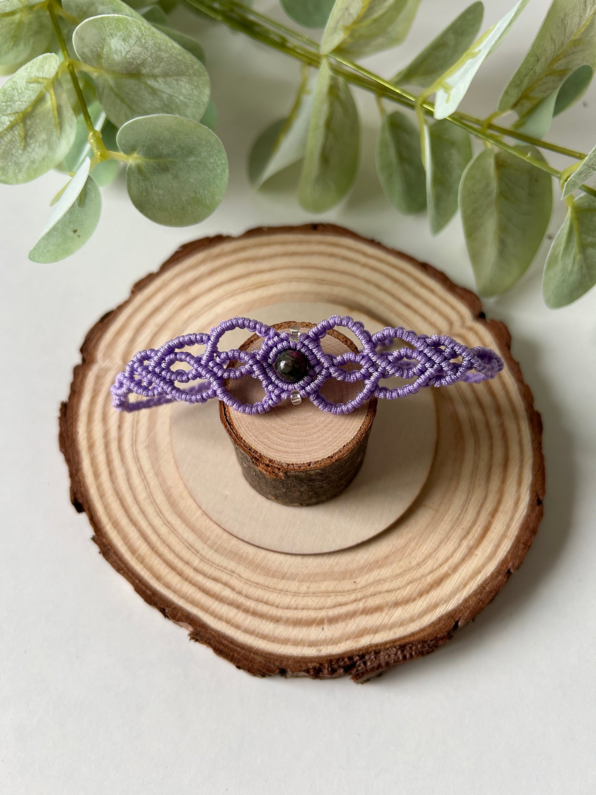 Explora la belleza serena del brazalete Oasis, una pieza única confeccionada con la técnica de macramé, adornada con piedras naturales y cuentas de acero inoxidable. Este brazalete ha sido cuidadosamente diseñado para capturar la esencia del desierto y nos transporta a la cultura Amazir (más comúnmente conocida como Bereber). 