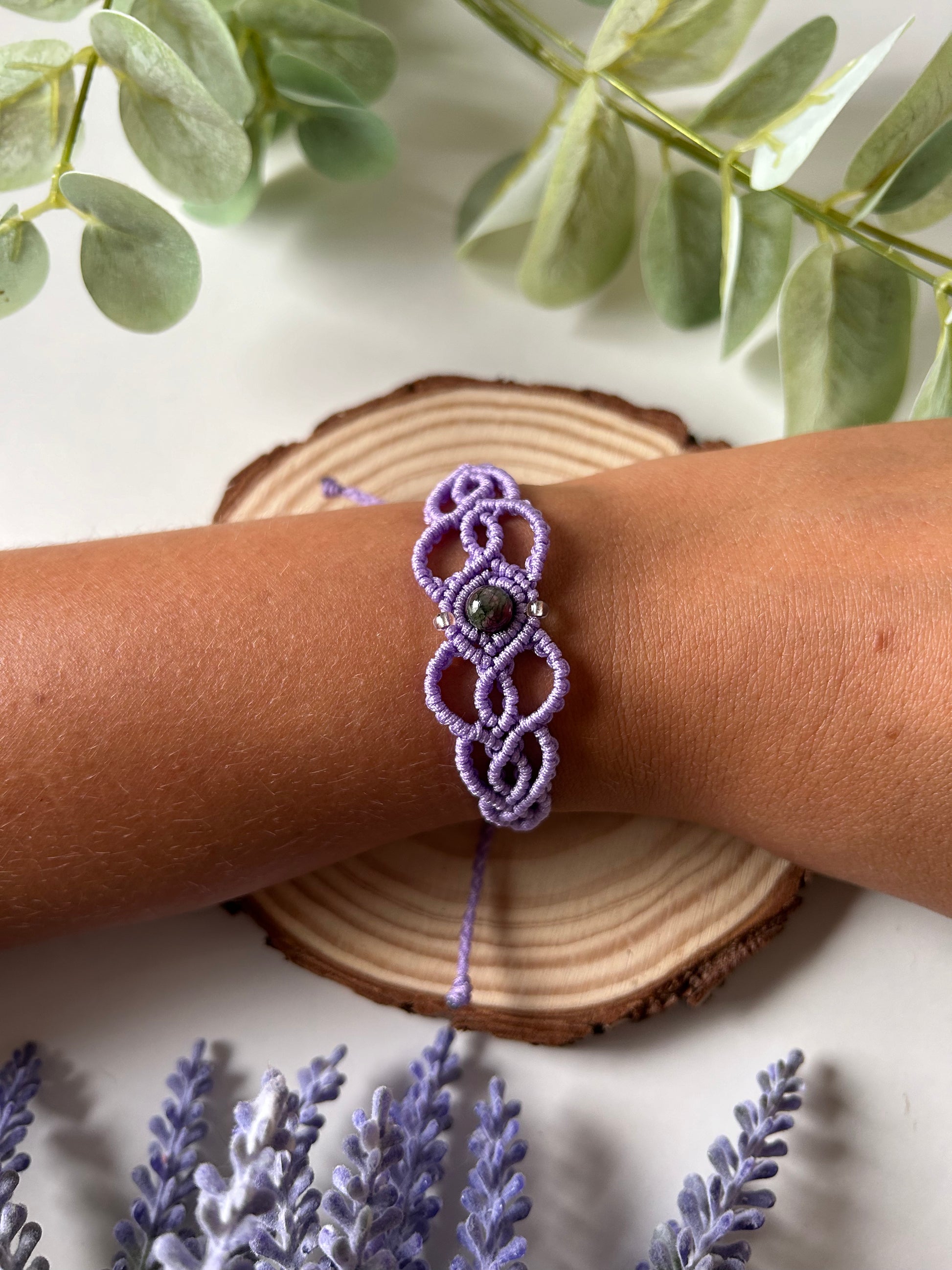 Explora la belleza serena del brazalete Oasis, una pieza única confeccionada con la técnica de macramé, adornada con piedras naturales y cuentas de acero inoxidable. Este brazalete ha sido cuidadosamente diseñado para capturar la esencia del desierto y nos transporta a la cultura Amazir (más comúnmente conocida como Bereber). 