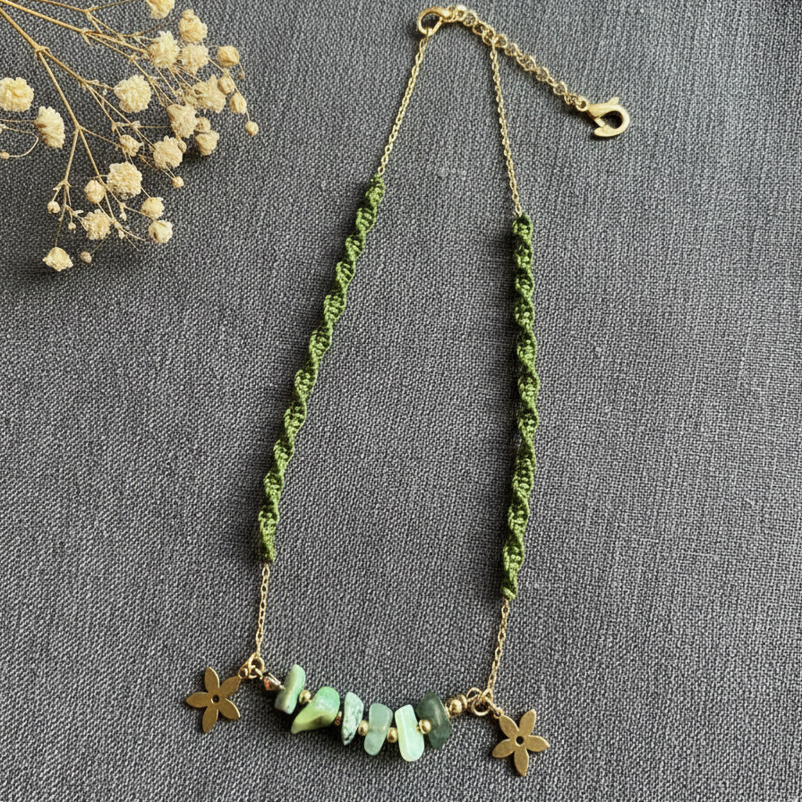 Colgante Aura de Crisajewel: pieza artesanal en acero con piedras naturales, diseño elegante y estilo boho.