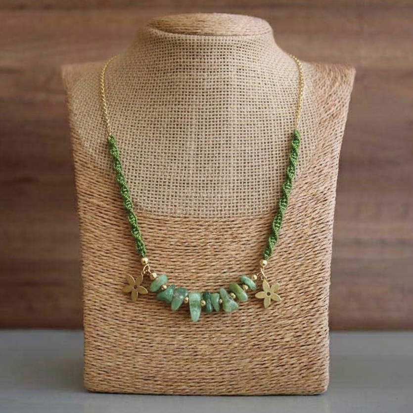 Colgante Aura de Crisajewel: pieza artesanal en acero con piedras naturales, diseño elegante y estilo boho