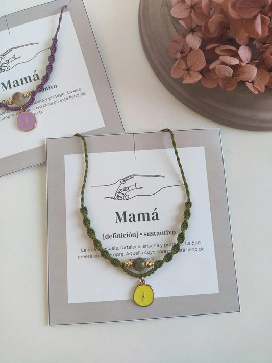 Añade un toque de sofisticación y estilo audaz a tu look con nuestro collar de nailon y cuentas de acero inoxidable "Love Mom". Este elegante collar, elaborado con la técnica de macramé, presenta un encantador charm en forma de rayo que captura la esencia de la moda contemporánea y la fuerza del empoderamiento femenino.