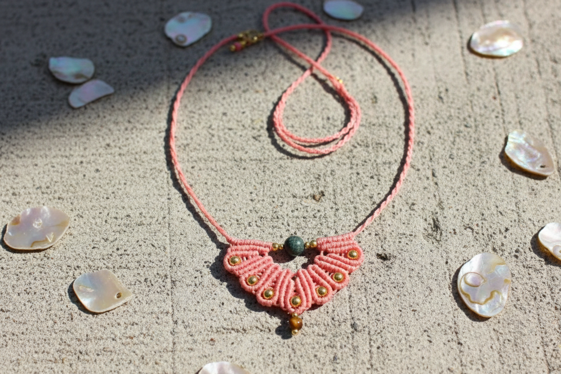 Collar Media Luna de Crisajewel: gargantilla artesanal en acero con detalle de media luna y piedras naturales, diseño boho elegante