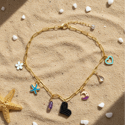 Collar dorado con charms variados en forma de corazón negro tejido, charms de acero. Tendencia 2026