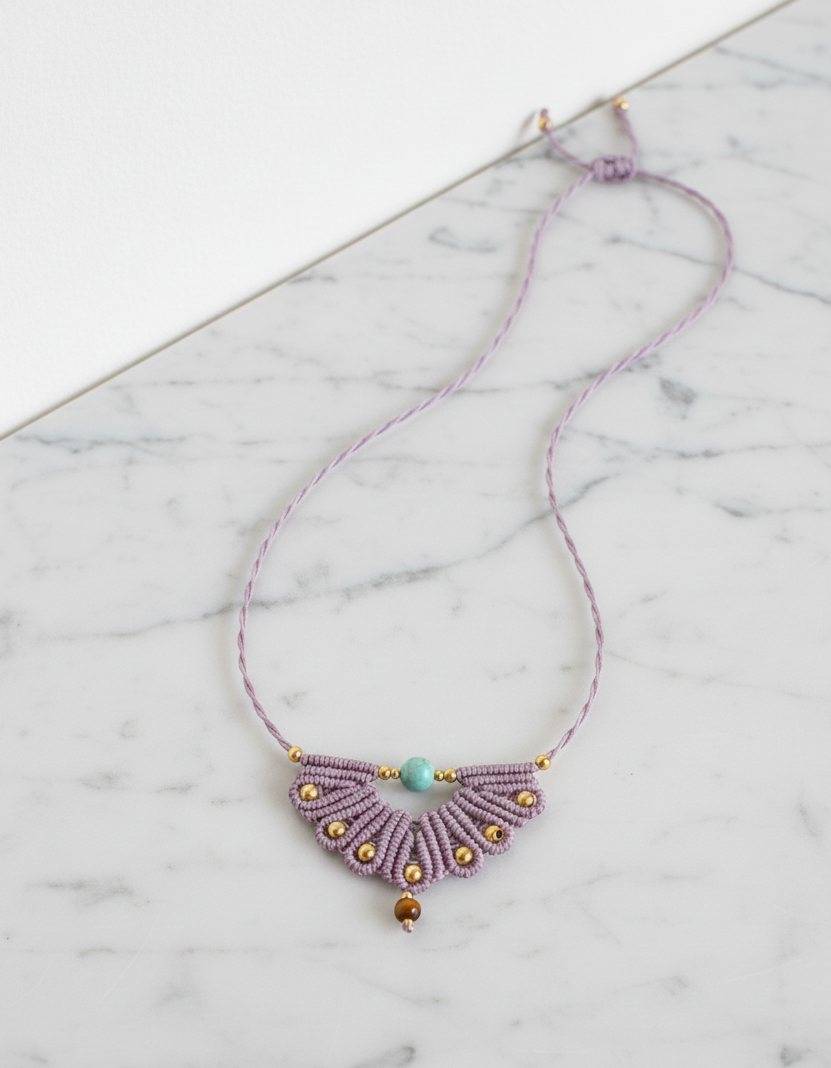 Collar Media Luna de Crisajewel: gargantilla artesanal en acero con detalle de media luna y piedras naturales, diseño boho elegante