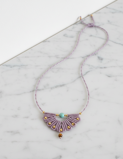 Collar Media Luna de Crisajewel: gargantilla artesanal en acero con detalle de media luna y piedras naturales, diseño boho elegante