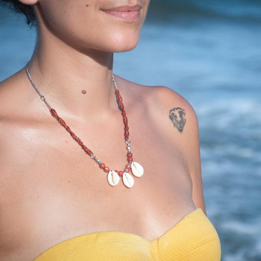 Descubre el equilibrio perfecto entre la elegancia y la artesanía con nuestro collar Trío Coral de acero inoxidable, decorado con hilo de nailon tejido en macramé, conchas naturales y piedras auténticas. Este collar único combina la sofisticación del acero inoxidable con la belleza orgánica de los elementos naturales, ofreciendo un accesorio versátil y llamativo para cualquier ocasión.