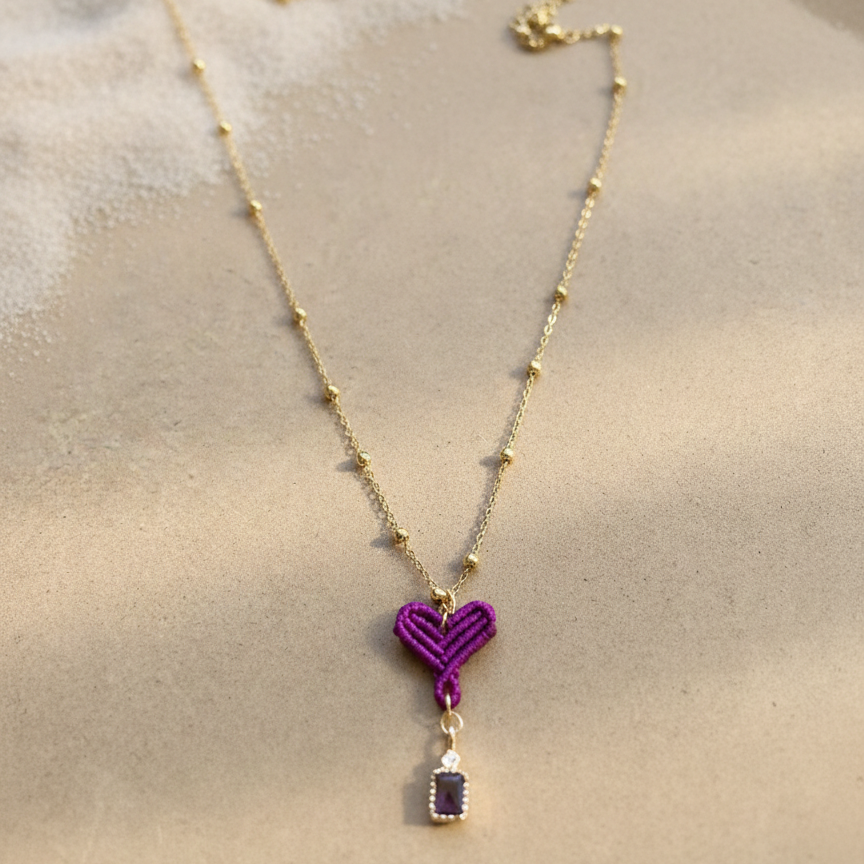 Collar de corazón hecho a mano con técnica de macramé, acabado con cadena de acero inoxidable resistente y diseño ligero para uso diario.
