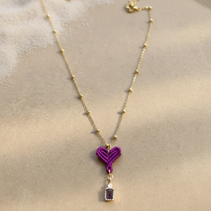 Collar de corazón hecho a mano con técnica de macramé, acabado con cadena de acero inoxidable resistente y diseño ligero para uso diario.