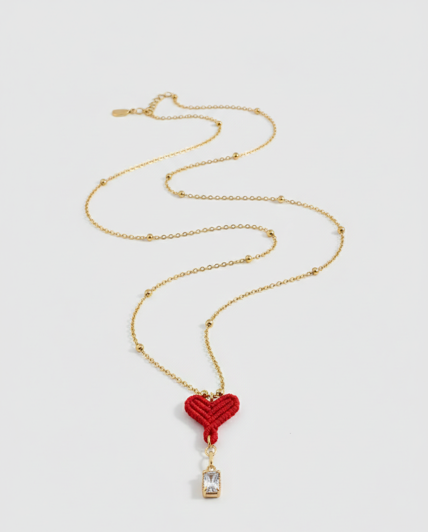 Collar de corazón rojo con piedra de cuarzo blanco y cadena de acero inoxidable, una joya artesanal pensada para quienes valoran los detalles hechos a mano.