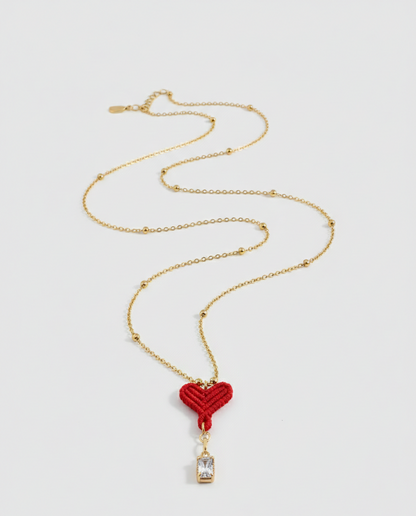 Collar de corazón rojo con piedra de cuarzo blanco y cadena de acero inoxidable, una joya artesanal pensada para quienes valoran los detalles hechos a mano.
