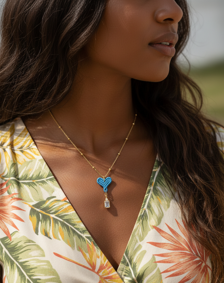 Detalle de collar artesanal con corazón de macramé azul y piedra brillante. Una joya hecha a mano ideal para regalar o para completar cualquier look.