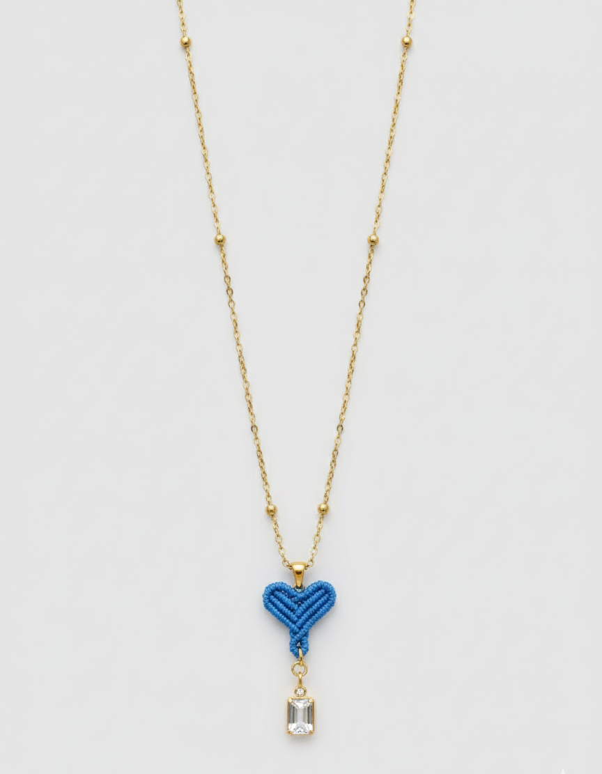 Collar corazón de macramé tejido a mano con hilo de nailon, combinado con cadena de acero inoxidable y piedra decorativa. Joyería artesanal con diseño delicado y romántico.