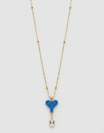 Collar corazón de macramé tejido a mano con hilo de nailon, combinado con cadena de acero inoxidable y piedra decorativa. Joyería artesanal con diseño delicado y romántico.