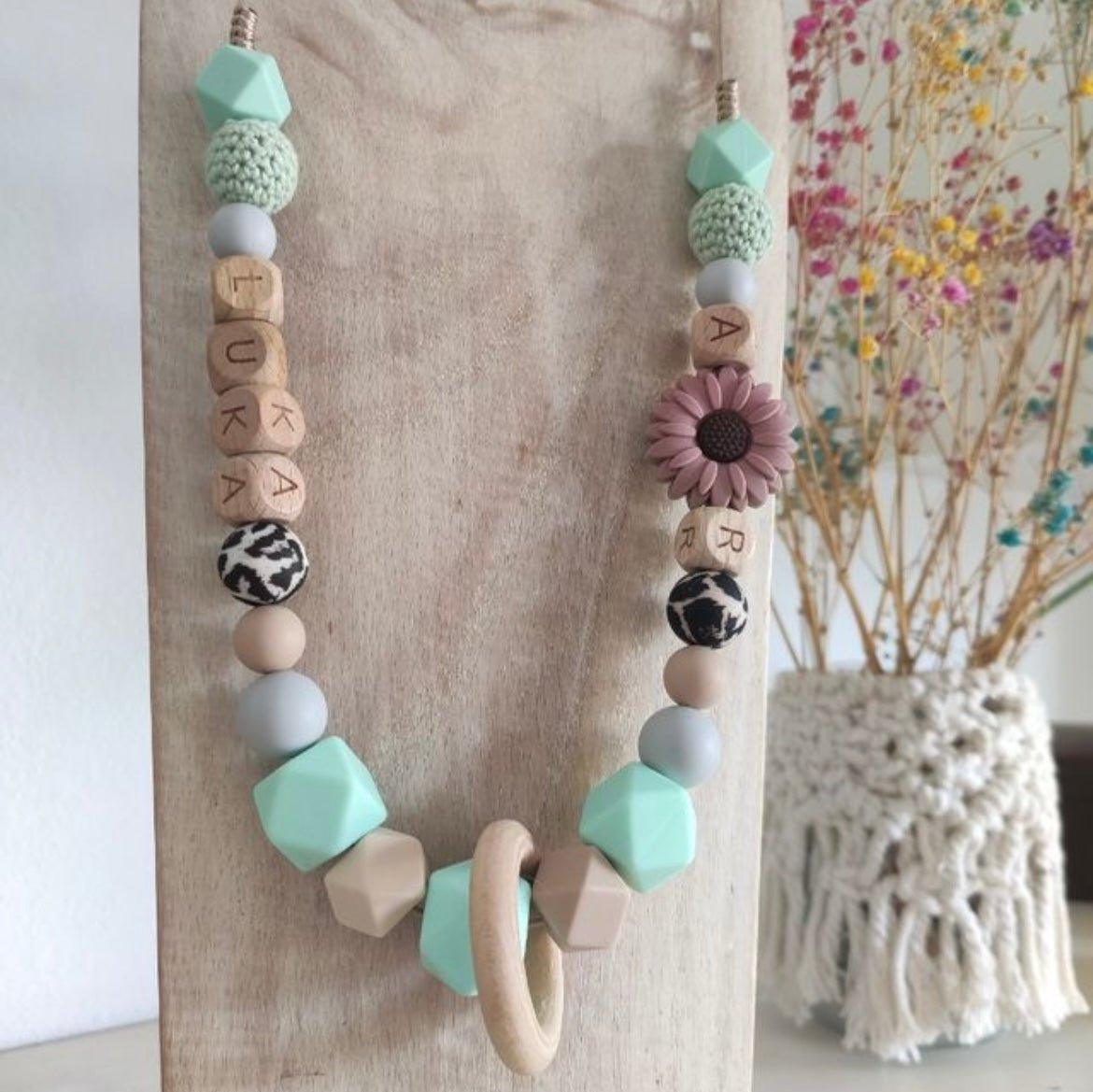 Este collar está diseñado pensando en mamás modernas y sus pequeños, ofreciendo una pieza tanto práctica como elegante.