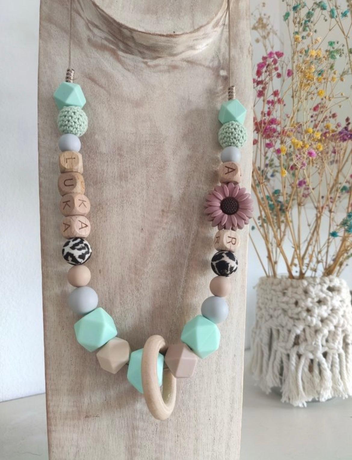 Este collar está diseñado pensando en mamás modernas y sus pequeños, ofreciendo una pieza tanto práctica como elegante.