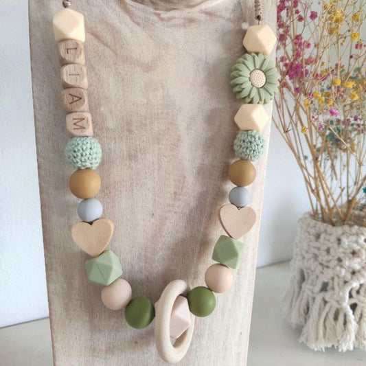 Este collar está diseñado pensando en mamás modernas y sus pequeños, ofreciendo una pieza tanto práctica como elegante.