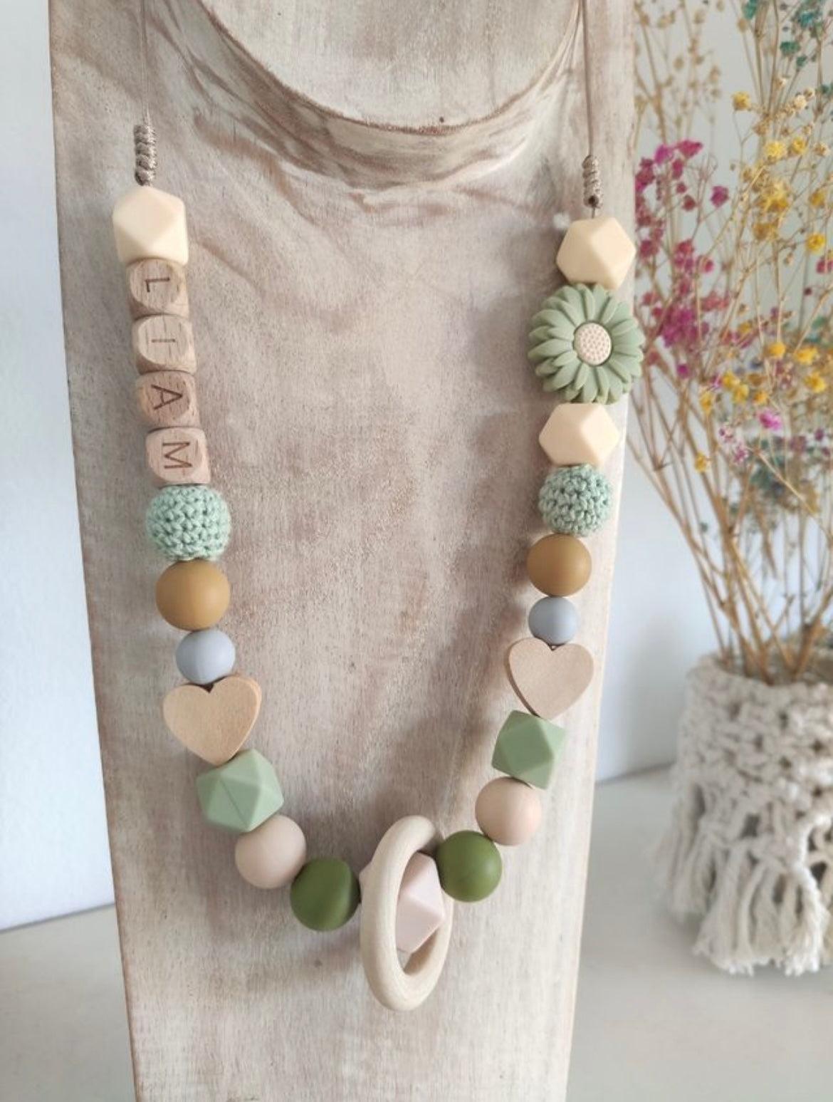Este collar está diseñado pensando en mamás modernas y sus pequeños, ofreciendo una pieza tanto práctica como elegante.