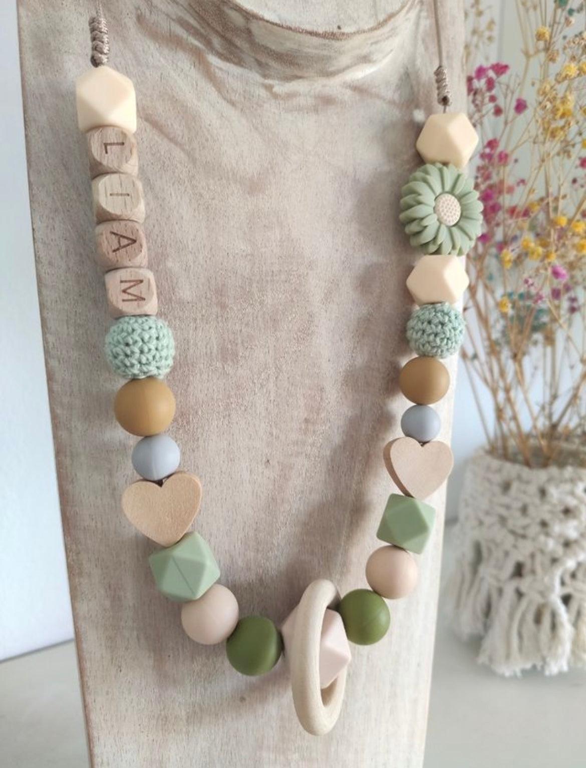 Este collar está diseñado pensando en mamás modernas y sus pequeños, ofreciendo una pieza tanto práctica como elegante.