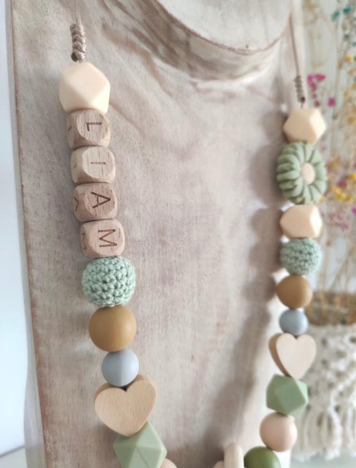 Este collar está diseñado pensando en mamás modernas y sus pequeños, ofreciendo una pieza tanto práctica como elegante.