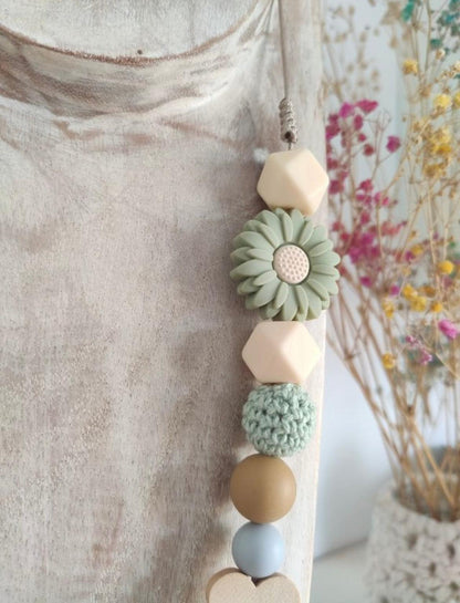 Este collar está diseñado pensando en mamás modernas y sus pequeños, ofreciendo una pieza tanto práctica como elegante.