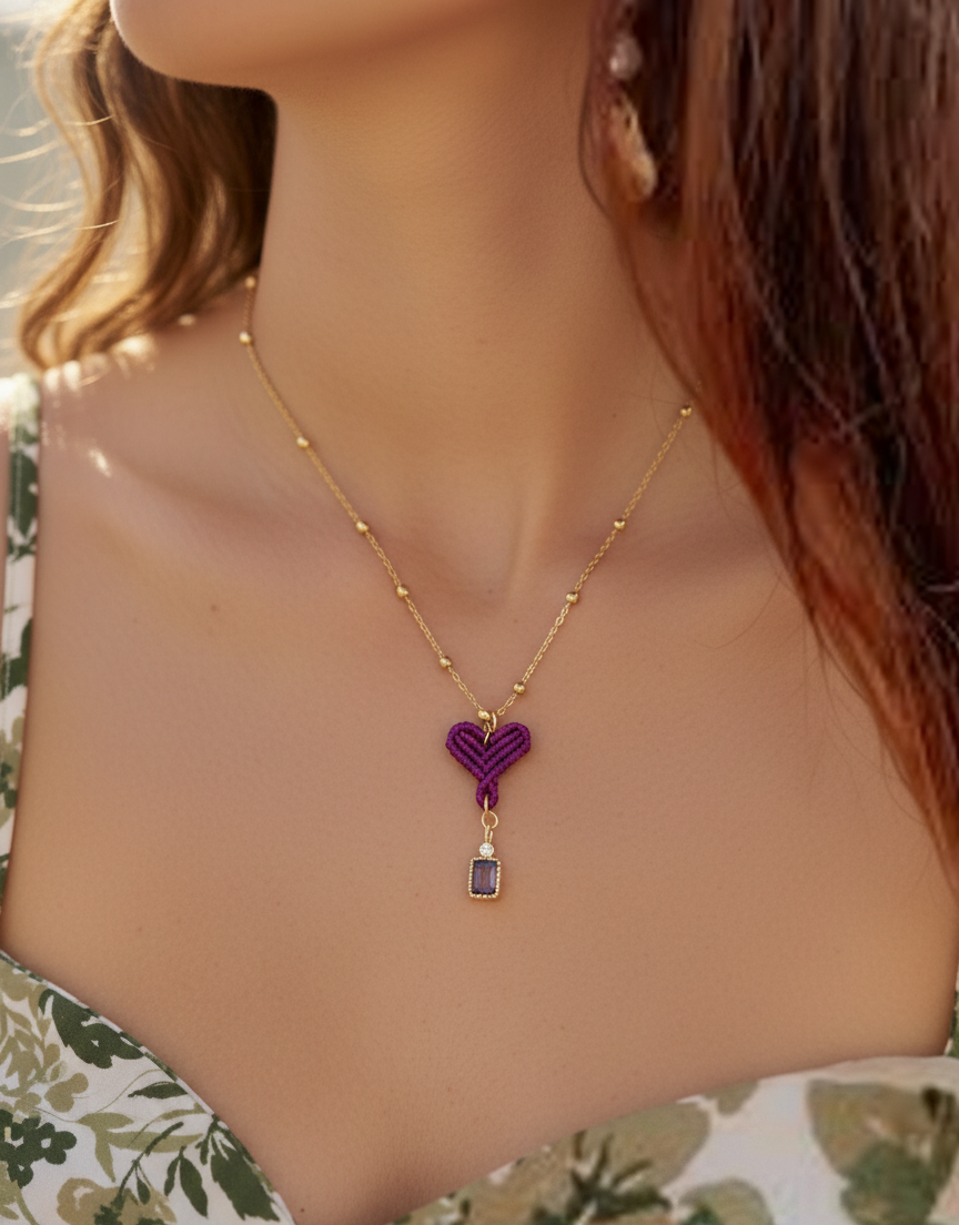 Joyería artesanal con corazón de macramé y piedra central, una pieza única que combina tradición, diseño moderno y materiales duraderos.