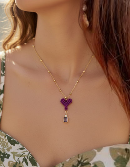 Joyería artesanal con corazón de macramé y piedra central, una pieza única que combina tradición, diseño moderno y materiales duraderos.