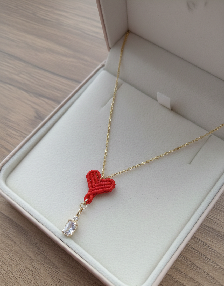 Collar romántico de macramé hecho a mano, perfecto como regalo especial para San Valentín, aniversarios o momentos únicos.