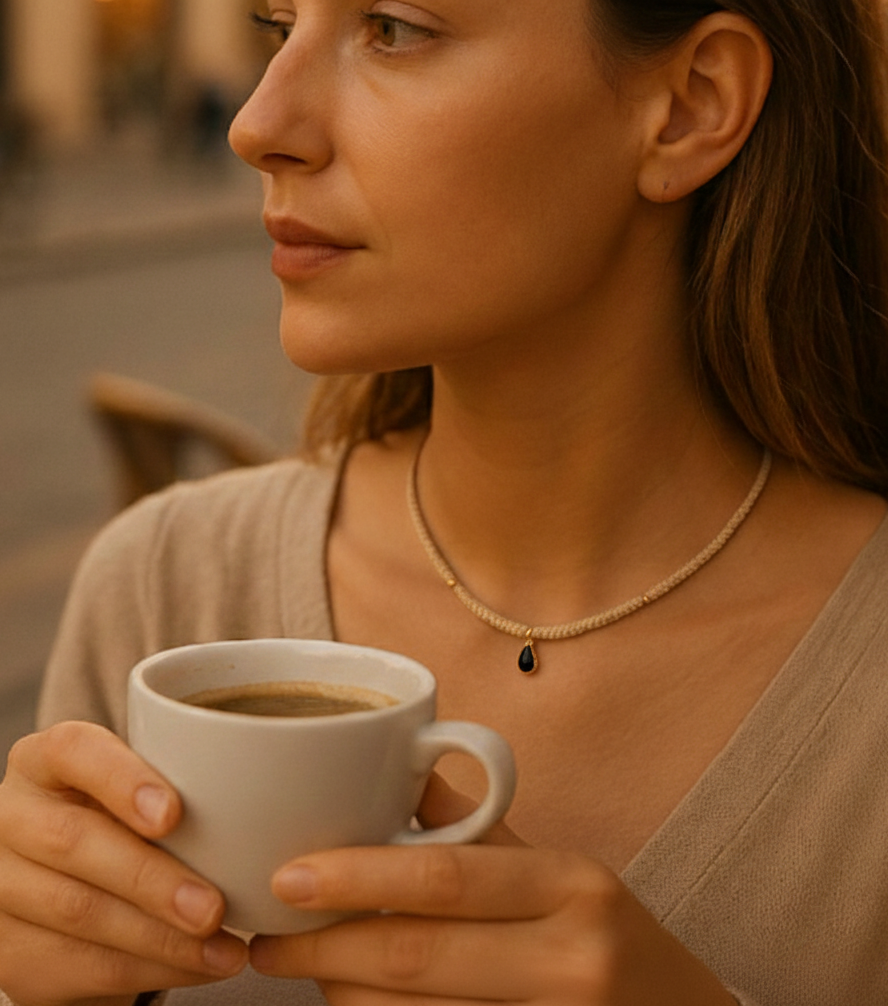 Detalle cercano de la gargantilla Orión con cuentas de acero distribuidas en el hilo.