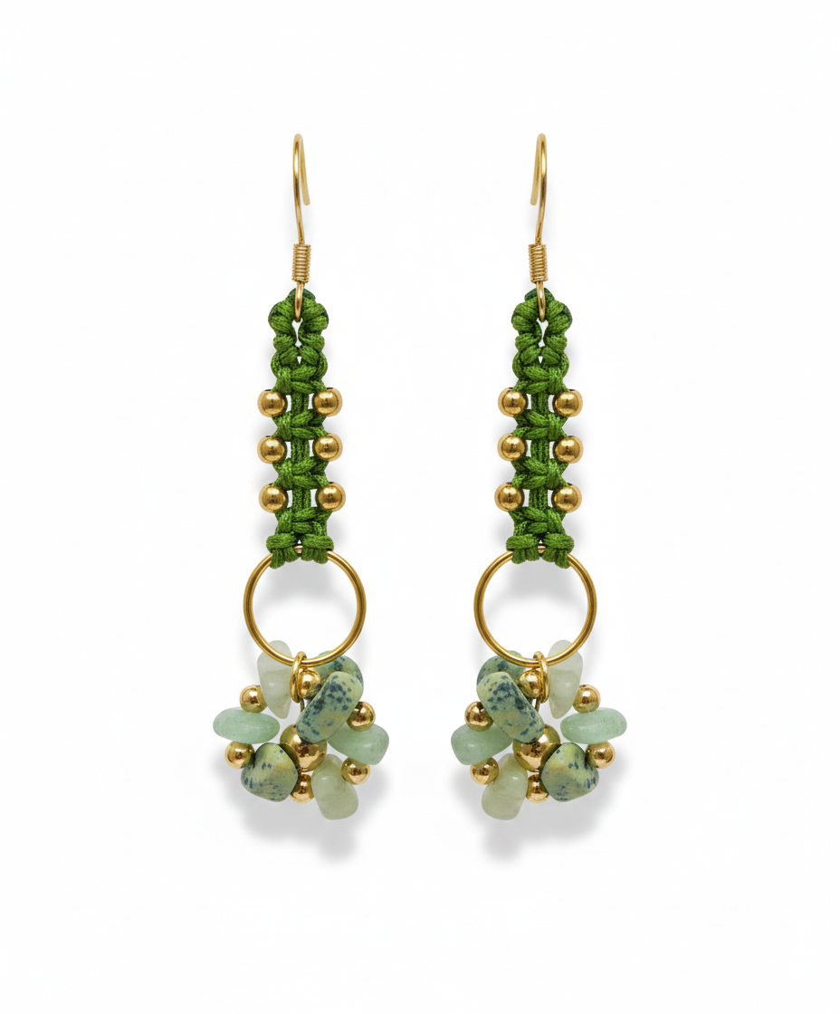 Pendientes artesanales Aura con tejido en hilo, cuentas doradas y racimo de pequeñas piedras naturales en la parte inferior, disponibles en varios colores