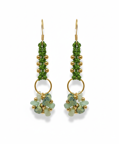 Pendientes artesanales Aura con tejido en hilo, cuentas doradas y racimo de pequeñas piedras naturales en la parte inferior, disponibles en varios colores