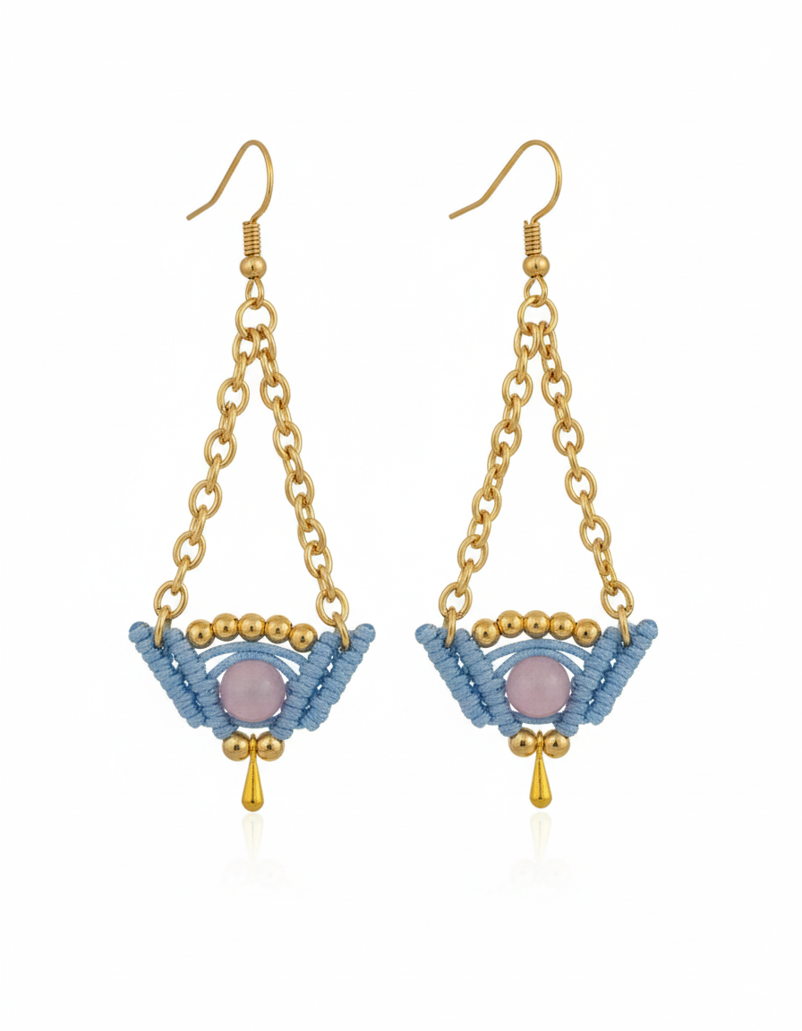 Pendientes artesanales Celeste con cadena dorada, tejido en hilo celeste y piedra central cuarzo rosa.