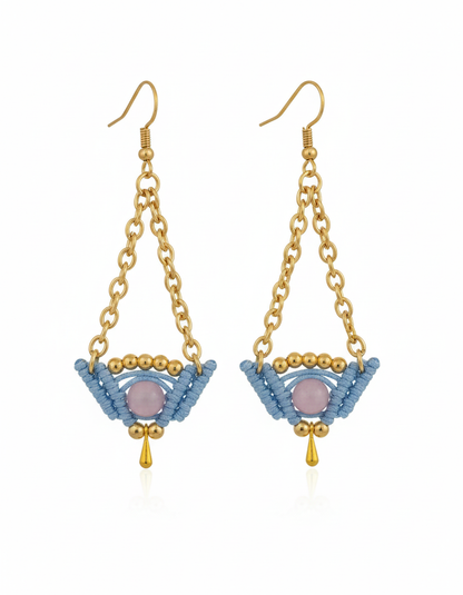 Pendientes artesanales Celeste con cadena dorada, tejido en hilo celeste y piedra central cuarzo rosa.