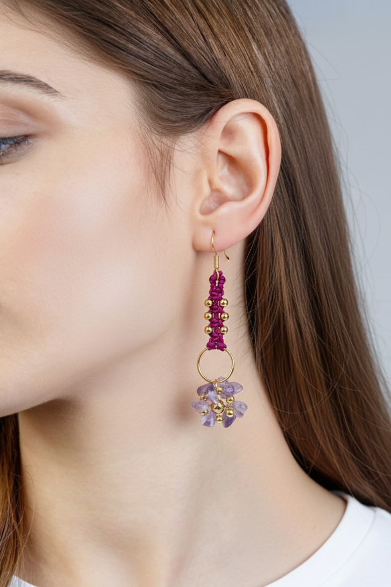 Pendientes artesanales Aura con tejido en hilo, cuentas doradas y racimo de pequeñas piedras naturales en la parte inferior, disponibles en varios colores.