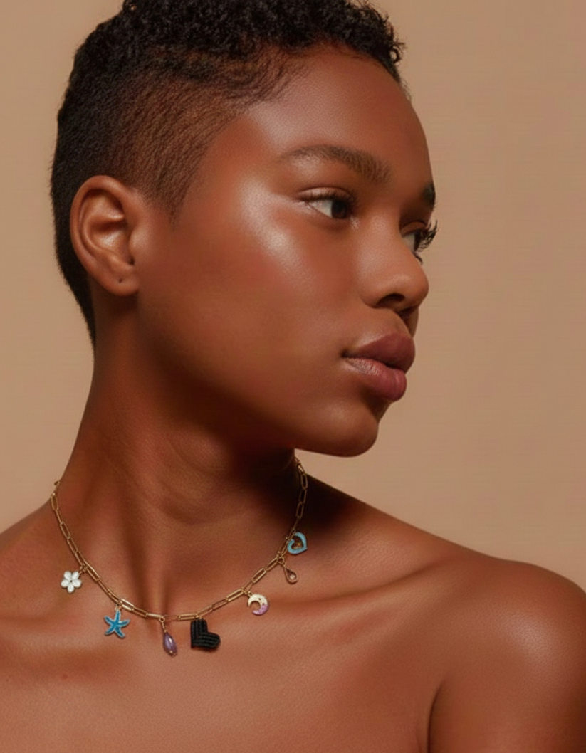 Collar dorado con charms variados en forma de corazón negro tejido, charms de acero. Tendencia 2026