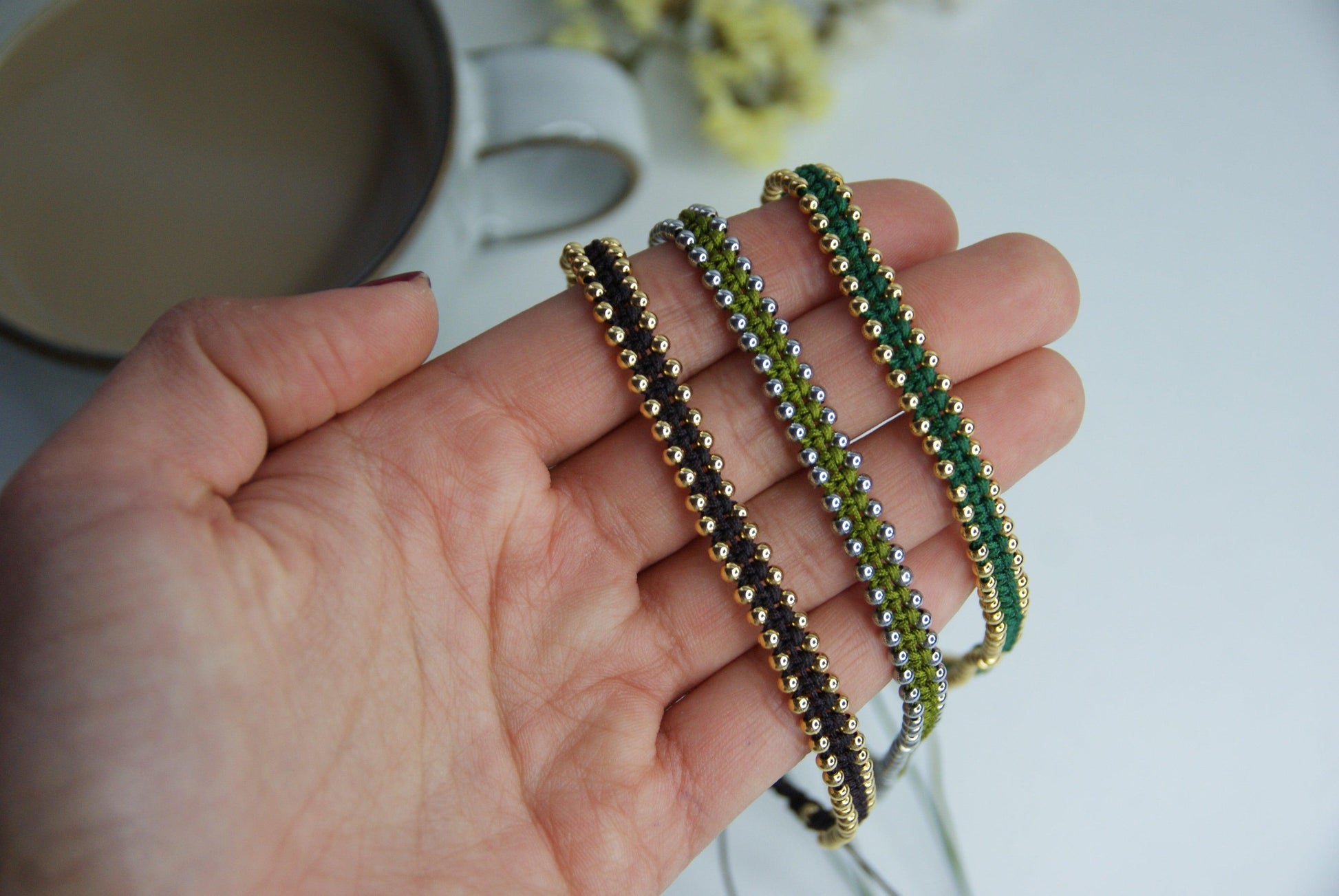 Descubre la sofisticación y el significado profundo con nuestra gargantilla Ikigai, una joya artesanal elaborada con la técnica de macramé utilizando hilo de nailon y adornada con elegantes cuentas de acero inoxidable. Disponible en acabados dorado o plateado, esta gargantilla no solo realza tu estilo, sino que también refleja un concepto de vida inspirador.