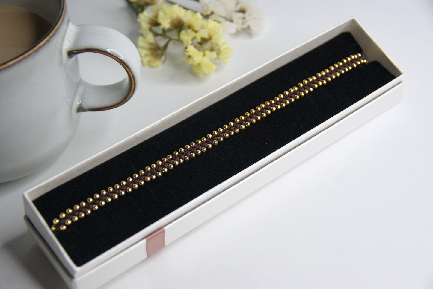 Descubre la sofisticación y el significado profundo con nuestra gargantilla Ikigai, una joya artesanal elaborada con la técnica de macramé utilizando hilo de nailon y adornada con elegantes cuentas de acero inoxidable. Disponible en acabados dorado o plateado, esta gargantilla no solo realza tu estilo, sino que también refleja un concepto de vida inspirador.