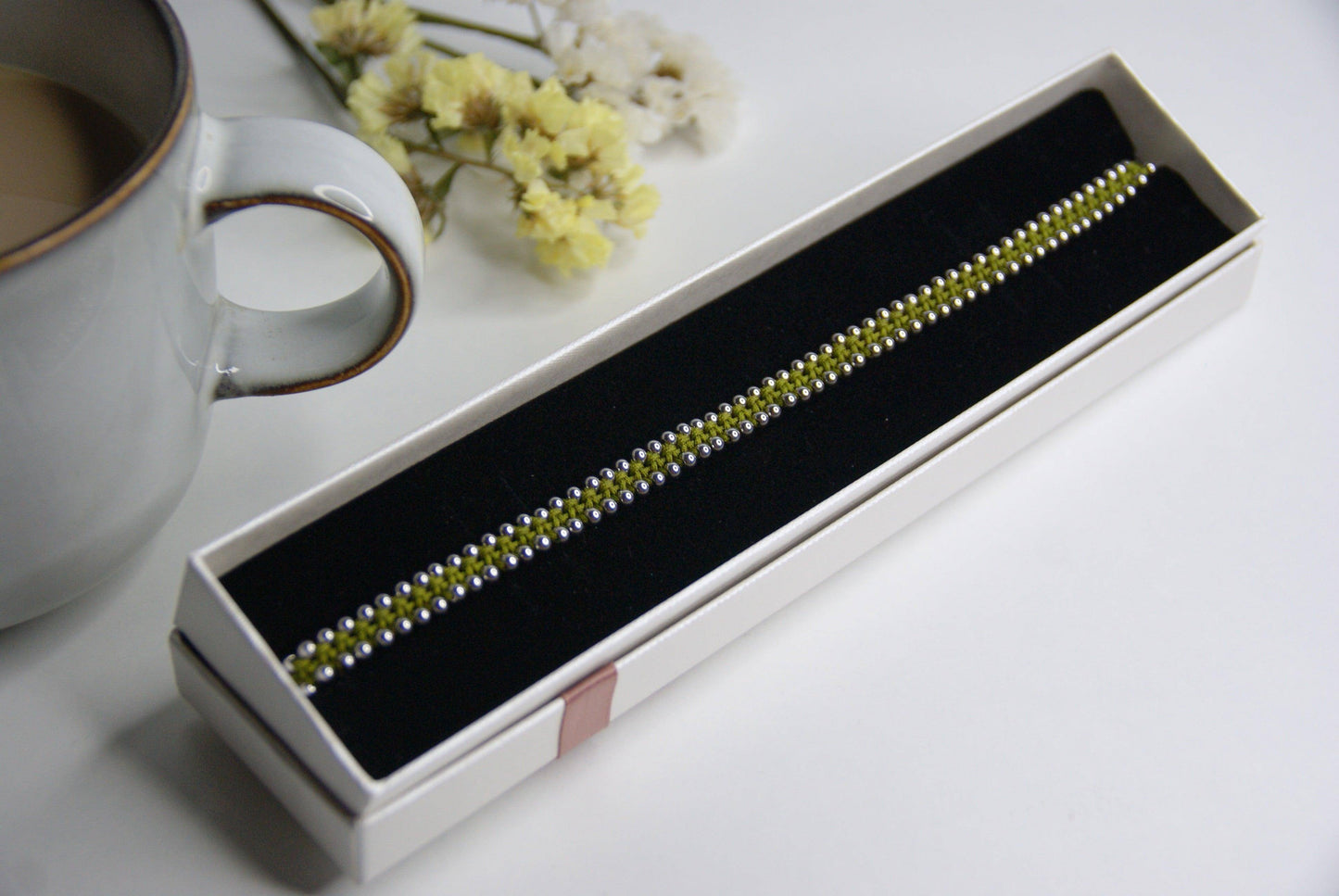 Descubre la sofisticación y el significado profundo con nuestra gargantilla Ikigai, una joya artesanal elaborada con la técnica de macramé utilizando hilo de nailon y adornada con elegantes cuentas de acero inoxidable. Disponible en acabados dorado o plateado, esta gargantilla no solo realza tu estilo, sino que también refleja un concepto de vida inspirador.
