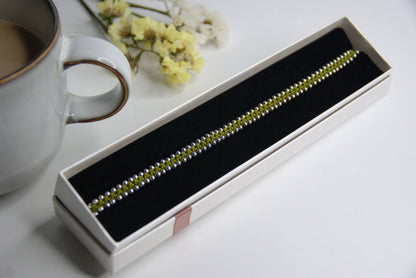 Descubre la sofisticación y el significado profundo con nuestra gargantilla Ikigai, una joya artesanal elaborada con la técnica de macramé utilizando hilo de nailon y adornada con elegantes cuentas de acero inoxidable. Disponible en acabados dorado o plateado, esta gargantilla no solo realza tu estilo, sino que también refleja un concepto de vida inspirador.