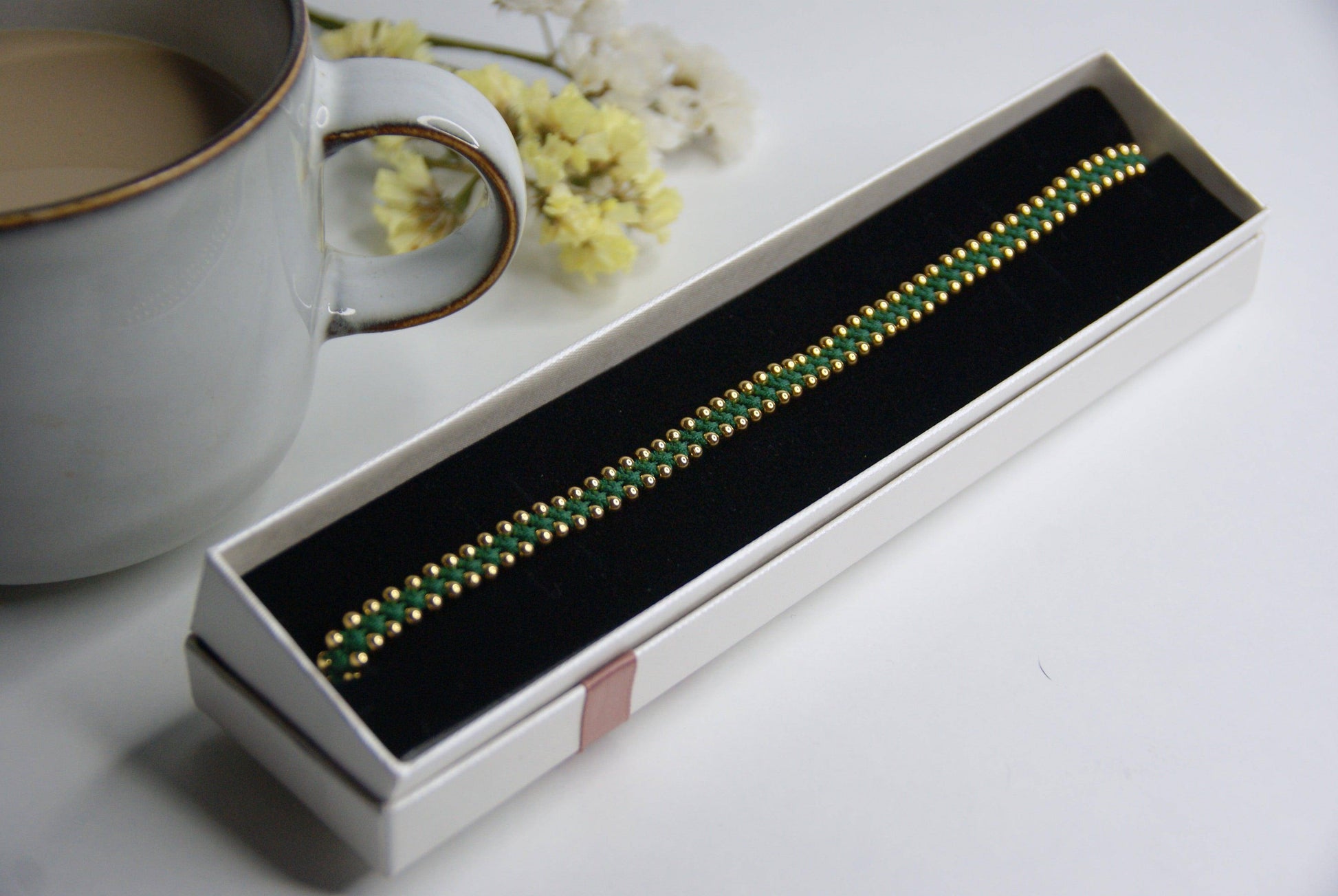 Descubre la sofisticación y el significado profundo con nuestra gargantilla Ikigai, una joya artesanal elaborada con la técnica de macramé utilizando hilo de nailon y adornada con elegantes cuentas de acero inoxidable. Disponible en acabados dorado o plateado, esta gargantilla no solo realza tu estilo, sino que también refleja un concepto de vida inspirador.