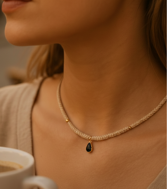 Gargantilla Orión con piedra en forma de gota mostrada en el cuello en fotografía lifestyle.