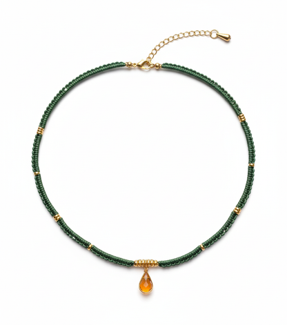 Gargantilla Orión con hilo de nailon y charm de gota semipreciosa sobre fondo blanco.