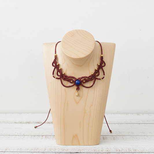 Descubre la majestuosidad y el arte de la gargantilla Shiva, una pieza exquisita que combina la técnica de macramé con materiales de alta calidad. Realizada con hilo de nailon, cuentas de latón importado de la India y piedras naturales, esta gargantilla es una celebración de la artesanía y el diseño sofisticado.