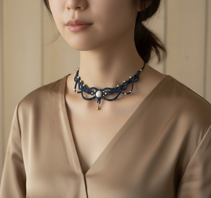 Descubre la majestuosidad y el arte de la gargantilla Shiva, una pieza exquisita que combina la técnica de macramé con materiales de alta calidad. Realizada con hilo de nailon, cuentas de latón importado de la India y piedras naturales, esta gargantilla es una celebración de la artesanía y el diseño sofisticado.