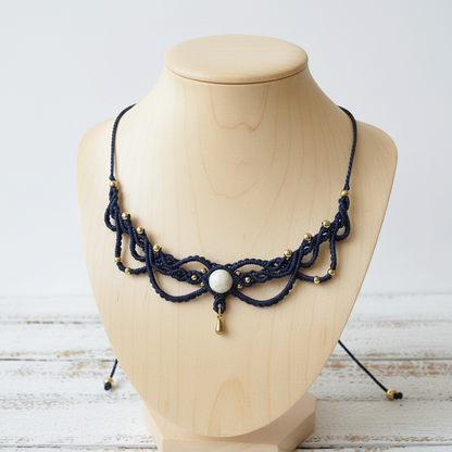 Descubre la majestuosidad y el arte de la gargantilla Shiva, una pieza exquisita que combina la técnica de macramé con materiales de alta calidad. Realizada con hilo de nailon, cuentas de latón importado de la India y piedras naturales, esta gargantilla es una celebración de la artesanía y el diseño sofisticado.