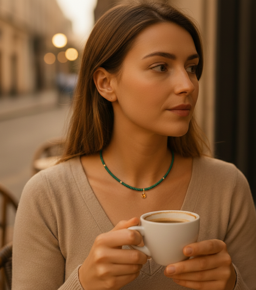 Vista de la gargantilla Orión puesta, mostrando su diseño fino y cierre regulable de acero inoxidable.
