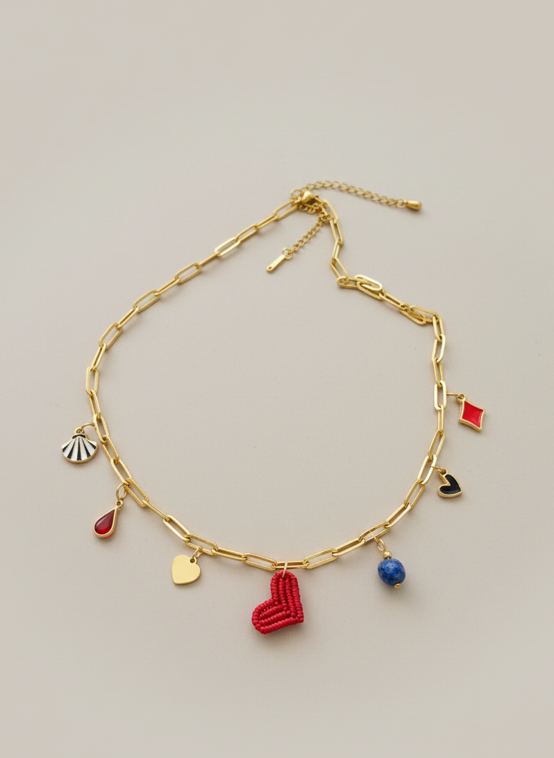 Collar dorado con charms variados en forma de corazón rojo tejido, charms de acero. Tendencia 2026